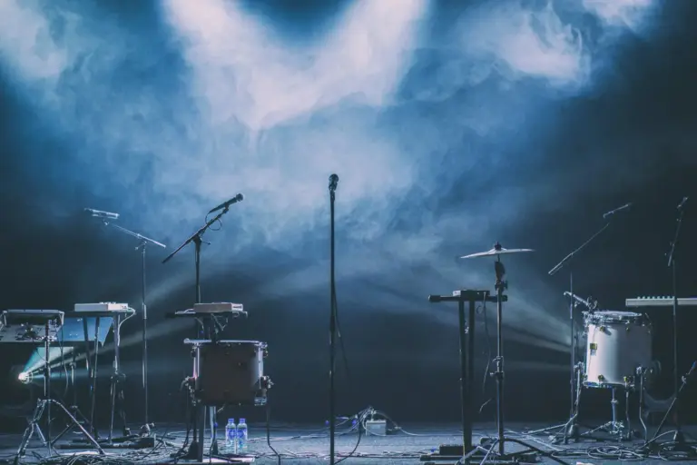 Escenario con instrumentos y microfonía preparado para un concierto en directo
