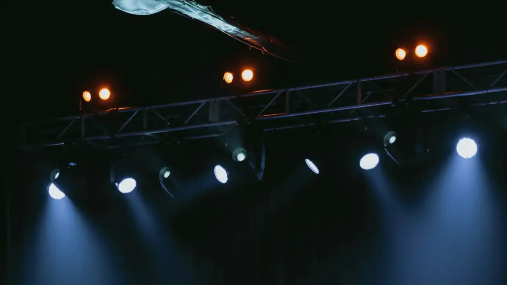 Truss con focos y cabezas móviles iluminando el escenario de un evento