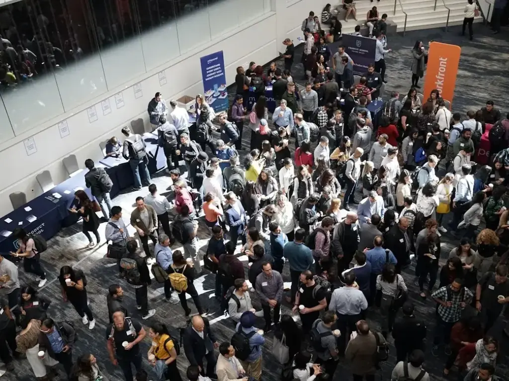 Zona de networking de un congreso con estands y asistentes