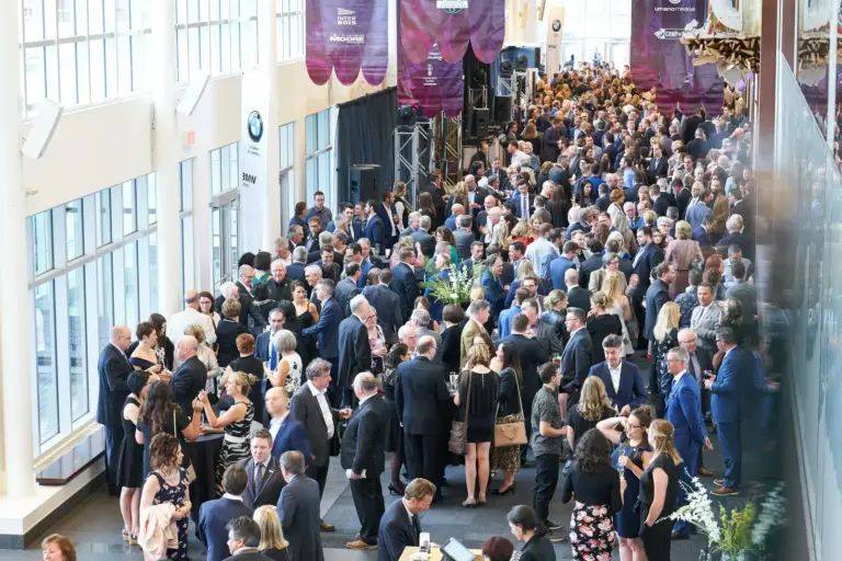 Recepción de un evento corporativo con los asistentes de pie