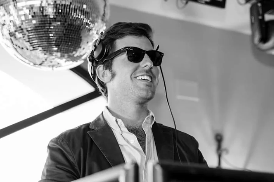El DJ Alfonso Tagua en cabina