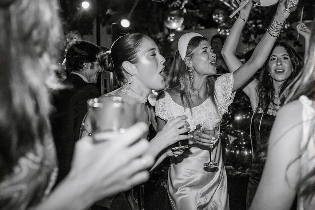 Invitadas cantando en la pista durante una boda