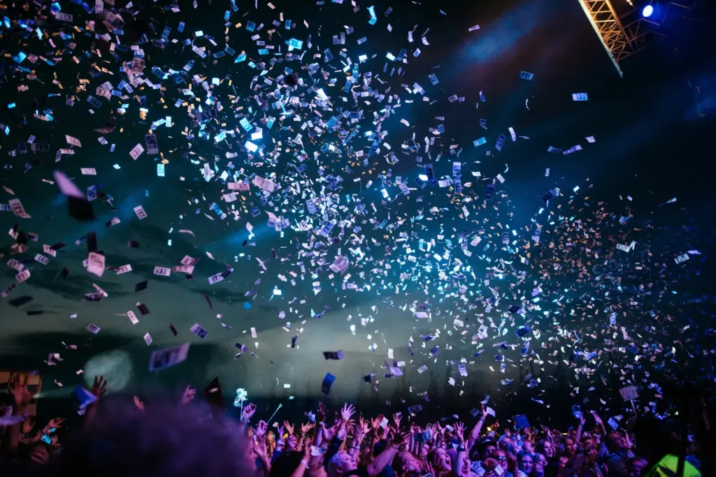 Lluvia de confeti sobre el público en un festival
