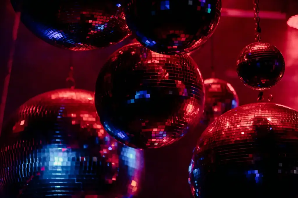 Bolas de espejo colgadas del techo bajo luz roja