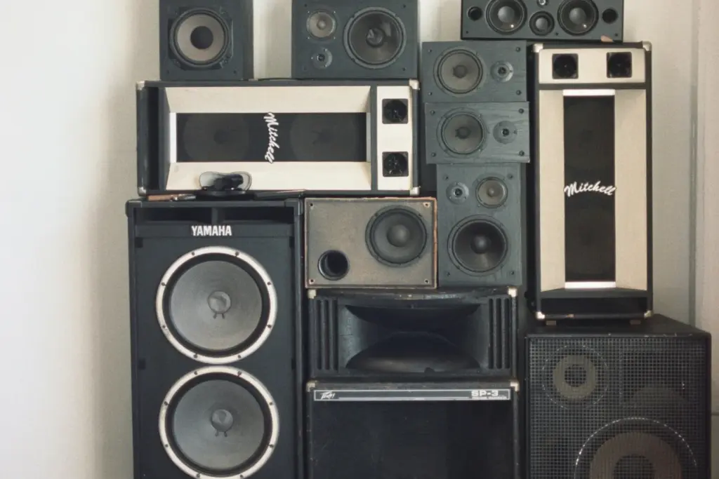 Equipo de sonido propio apilado: altavoces, subgraves y cajas de escenario