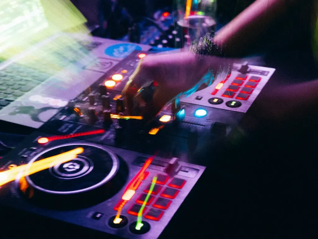 Controlador de DJ iluminado durante la sesión de la fiesta de fin de año